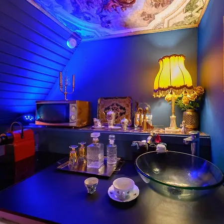 Capsule Baroque Монс