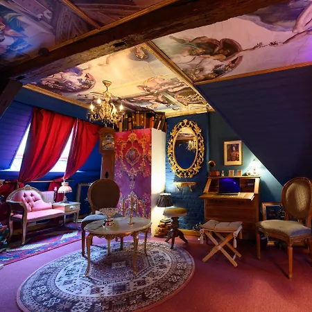 Capsule Baroque Монс